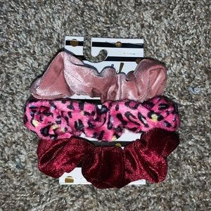 🌸 Velvet SCRUNCHIES 🌸